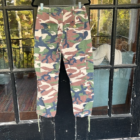 Urban Outfitters Camo Cargo Pants Size 4 - Picture 5 of 5